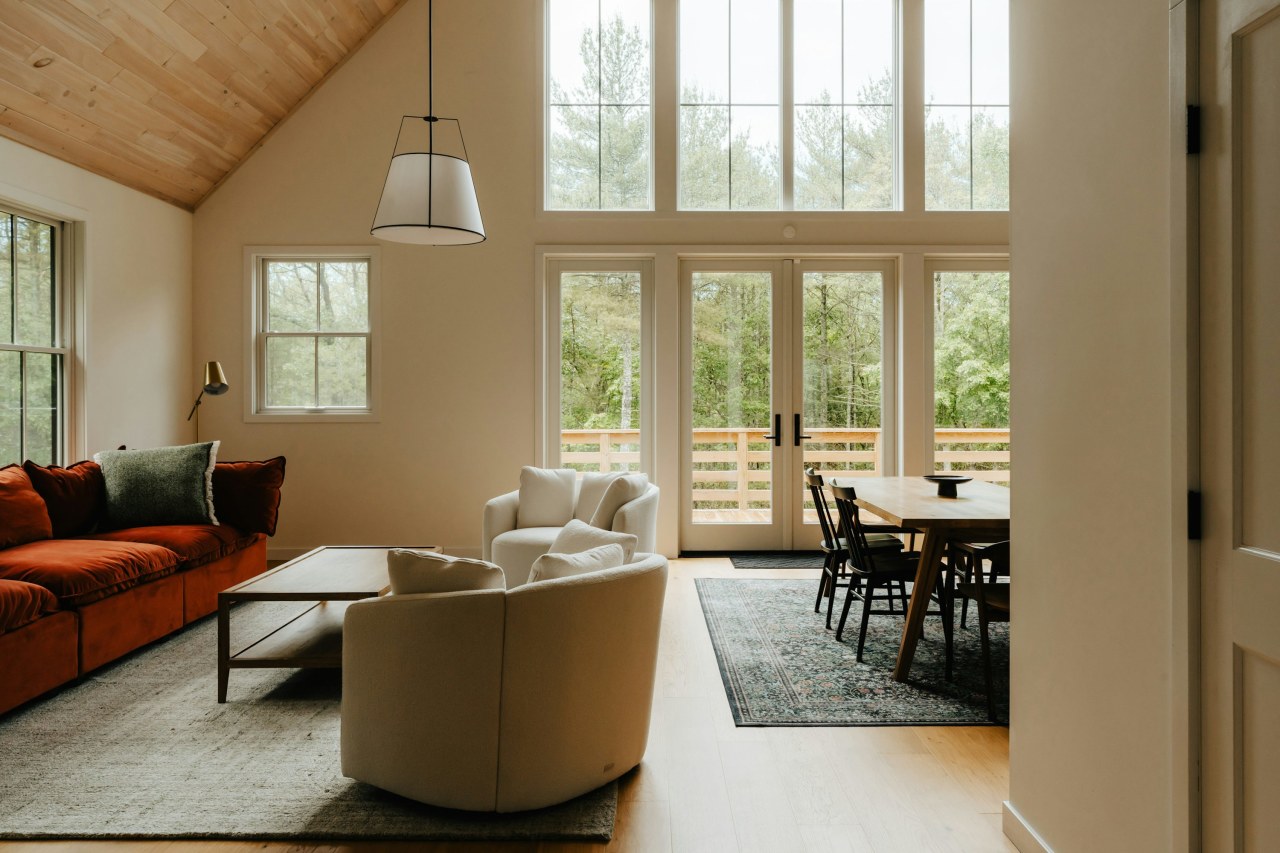 Как выбрать идеальный текстиль для уюта в доме: советы по подбору штор, покрывал и скатертей